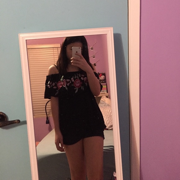 SUPER CUTE off the shoulder rose top - Picture 5 of 5